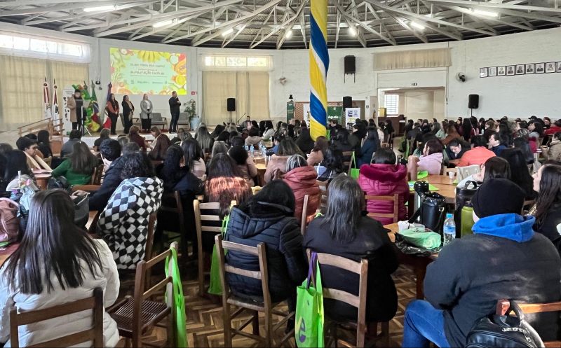Foto de capa da notícia: Encontro sobre alimentação escolar reúne 14 municípios em Agudo para fortalecer boas práticas e valorização dos profissionais