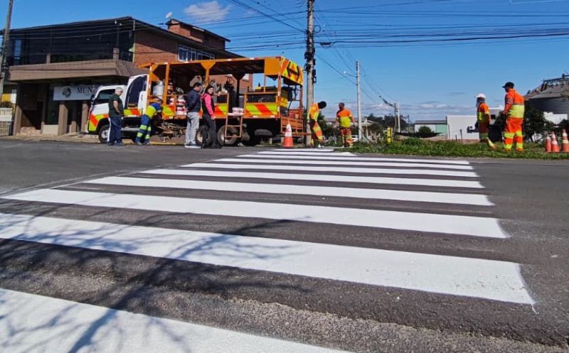 Foto de capa da notícia: Avançam os serviços de sinalização em obras de pavimentação asfáltica em Agudo