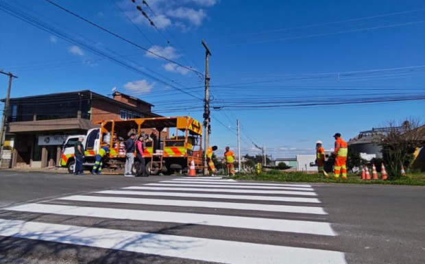 Foto de capa da notícia: Avançam os serviços de sinalização em obras de pavimentação asfáltica em Agudo
