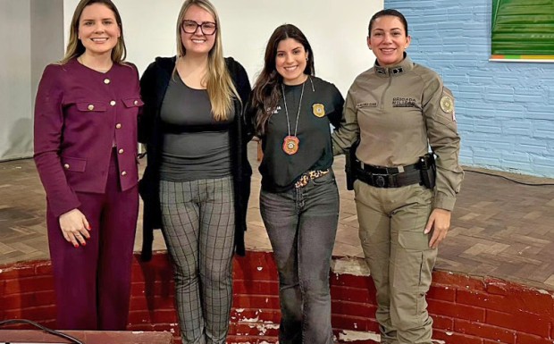 Foto de capa da notícia: Alunos da Rede Municipal participam de palestra sobre violência de gênero contra a mulher