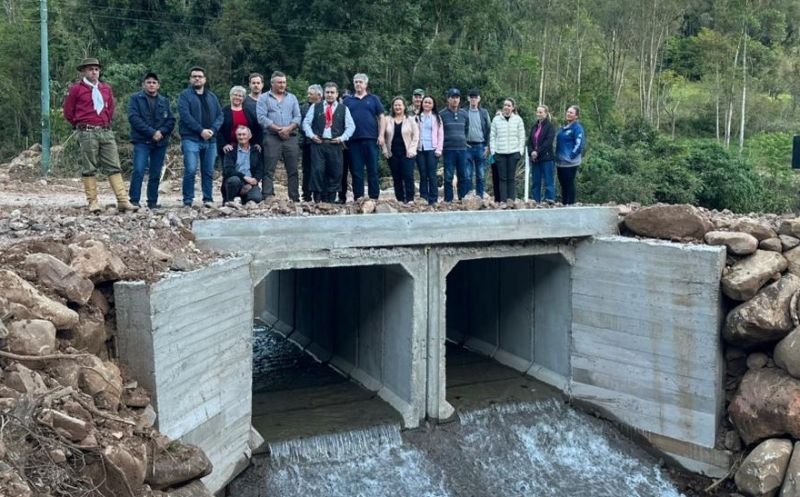 Foto de capa da notícia: Prefeitura entrega nova ponte em aduelas de concreto armado na Linha Teutônia