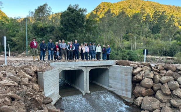 Foto de capa da notícia: Prefeitura entrega nova ponte em aduelas de concreto armado na Linha Teutônia