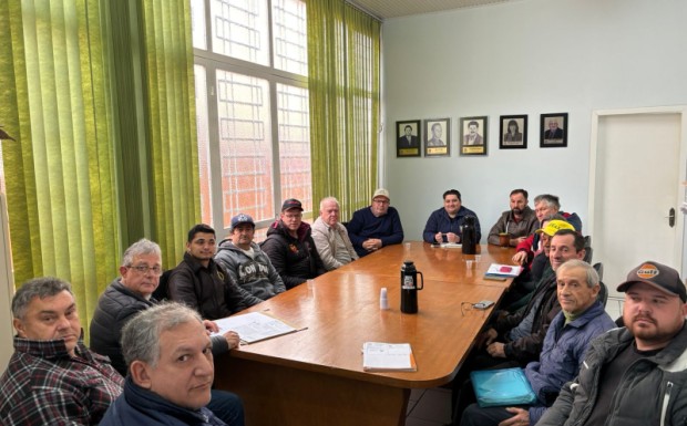 Foto de capa da notícia: PREFEITURA CONCLUI PROCESSO DE DESMEMBRAMENTO DO BAIRRO INDUSTRIAL E GARANTE ESCRITURAS AOS EMPRESÁRIOS