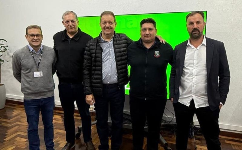 Foto de capa da notícia: PREFEITO ASSINA CONVÊNIO PARA RECUPERAÇÃO DE ESTRADAS VICINAIS