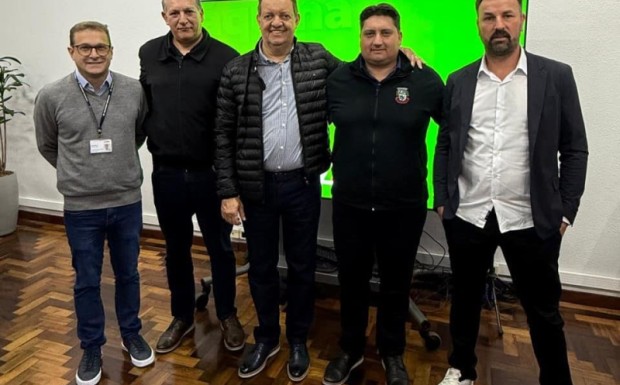 Foto de capa da notícia: PREFEITO ASSINA CONVÊNIO PARA RECUPERAÇÃO DE ESTRADAS VICINAIS