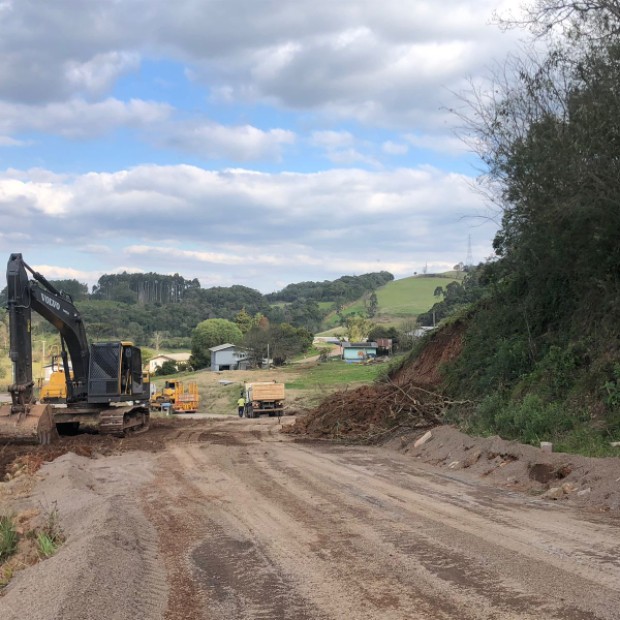 Foto de capa da notícia: Reconstrução da Estrada da Comunidade Nossa Senhora do Carmo – Piquete