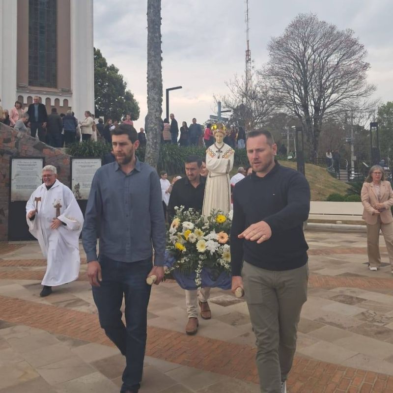 Foto de capa da notícia: VILA FLORES CELEBRA A FÉ COM A BÊNÇÃO DAS IMAGENS DE NOSSA SENHORA DA SALETE