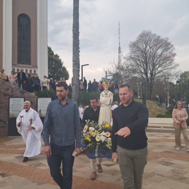 Foto de capa da notícia: VILA FLORES CELEBRA A FÉ COM A BÊNÇÃO DAS IMAGENS DE NOSSA SENHORA DA SALETE