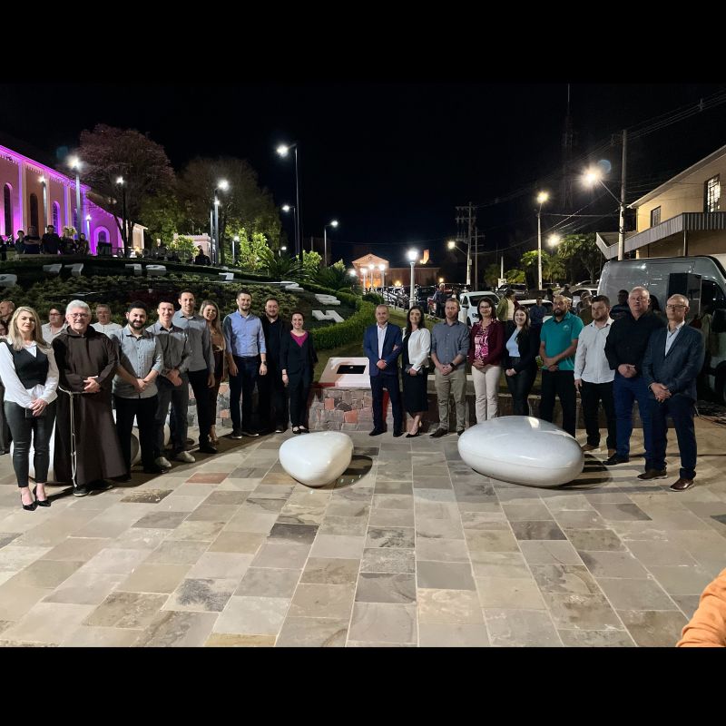 Foto de capa da notícia NOVA PRAÇA FREI ADELAR PRIMO RIGO É INAUGURADA EM DIA HISTÓRICO