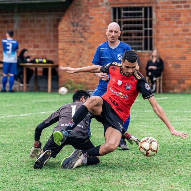 Foto de capa da notícia: SÁBADO DE MUITA EMOÇÃO NO MUNICIPAL DE FUTEBOL SETE