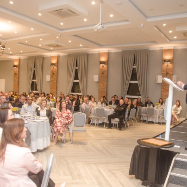 Foto de capa da notícia: PODER PÚBLICO PARTICIPA DE EVENTO DE 20 ANOS DA CDL VILA FLORES