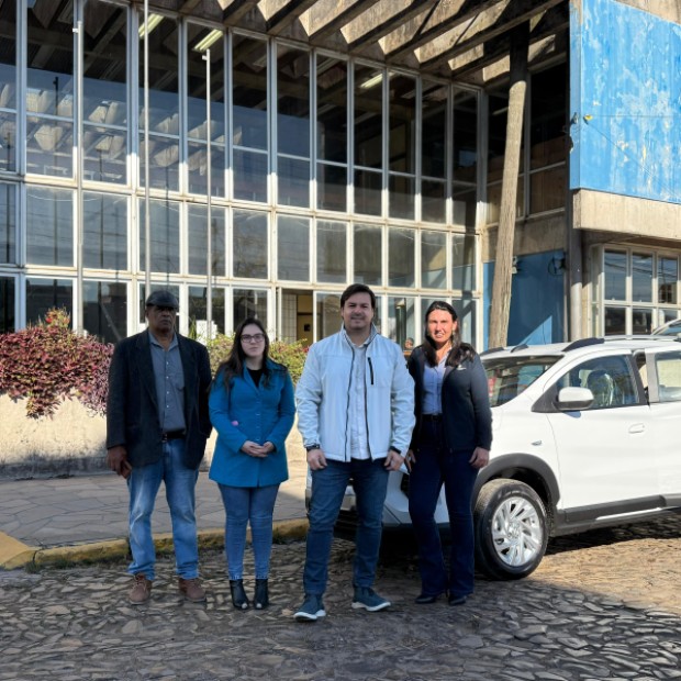 Foto de capa da notícia: Prefeitura adquire veículo para transporte de pacientes da região