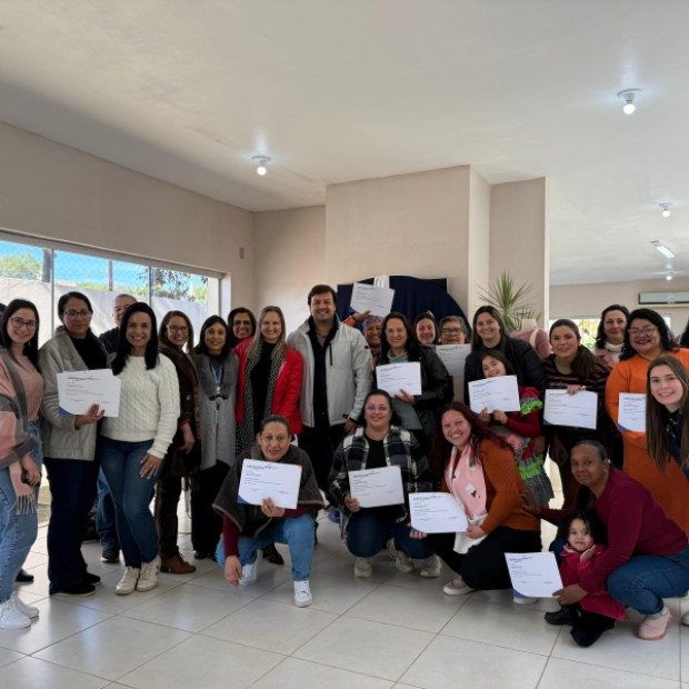 Foto de capa da notícia: Formatura do curso de Corte e Costura reúne alunas em desfile de encerramento