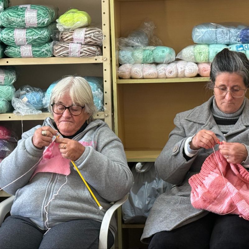 Foto de capa da notícia: Grupo de mulheres transforma linhas e agulhas em solidariedade e afeto