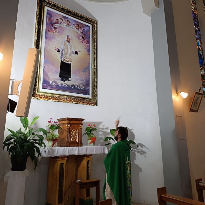 Foto de capa da notícia Pároco, Pe. Idair Bonadiman, abençoa quadro do Beato João Schiavo, na Paróquia de Fazenda Souza