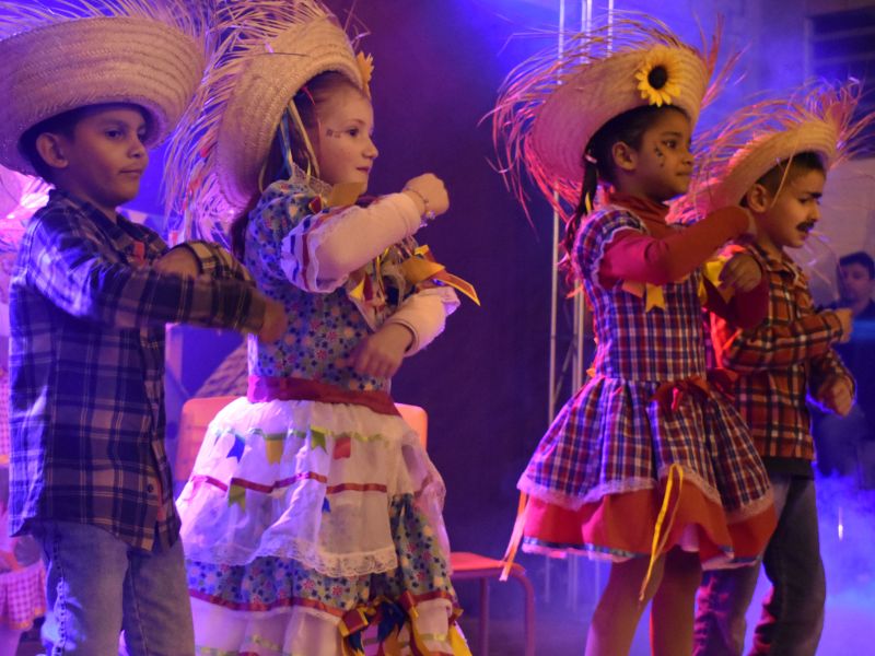 Foto de capa da notícia: FESTA JULINA REÚNE FAMÍLIAS EM NOITE ESPECIAL COM HOMENAGEM AOS AVÓS. 