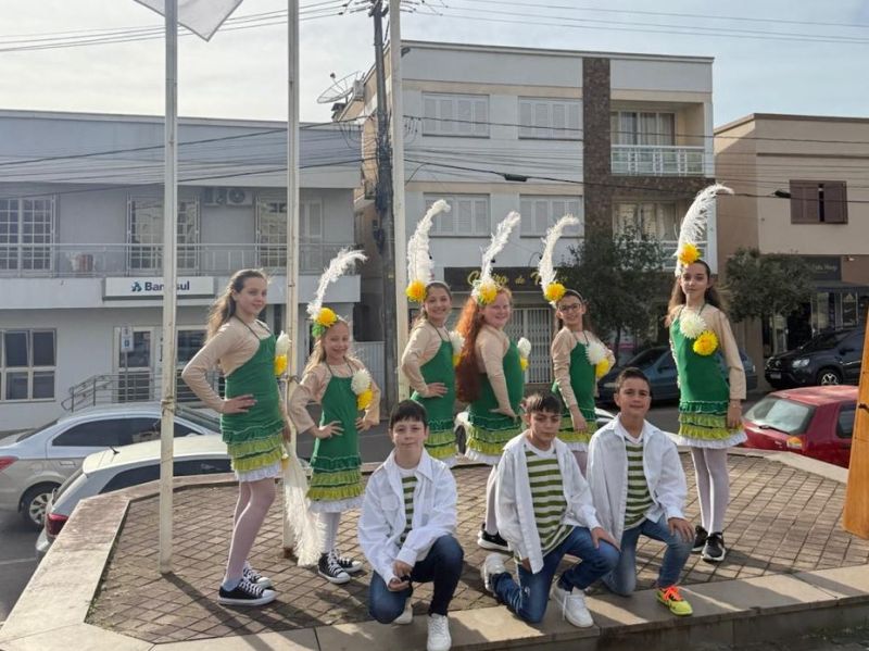 Foto da Notícia  SEMANA DA PÁTRIA TEM INÍCIO COM HASTEAMENTO DA BANDEIRA A CARGO DA EMEF OLAVO BILAC E ARRIAMENTO CONDUZIDO PELO CLUBE DE MÃES SEMPRE UNIDAS