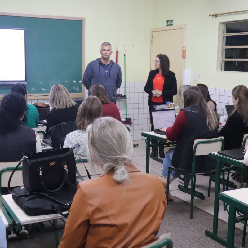 Foto de capa da notícia: Curso de Inteligência Artificial qualifica professores da rede municipal