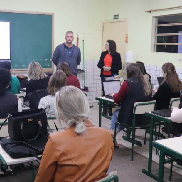 Foto de capa da notícia: Curso de Inteligência Artificial qualifica professores da rede municipal