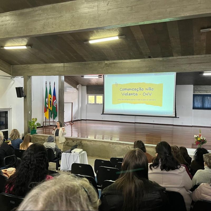 Foto de capa da notícia: Formação de profissionais da Educação aborda comunicação e diversidade cultural