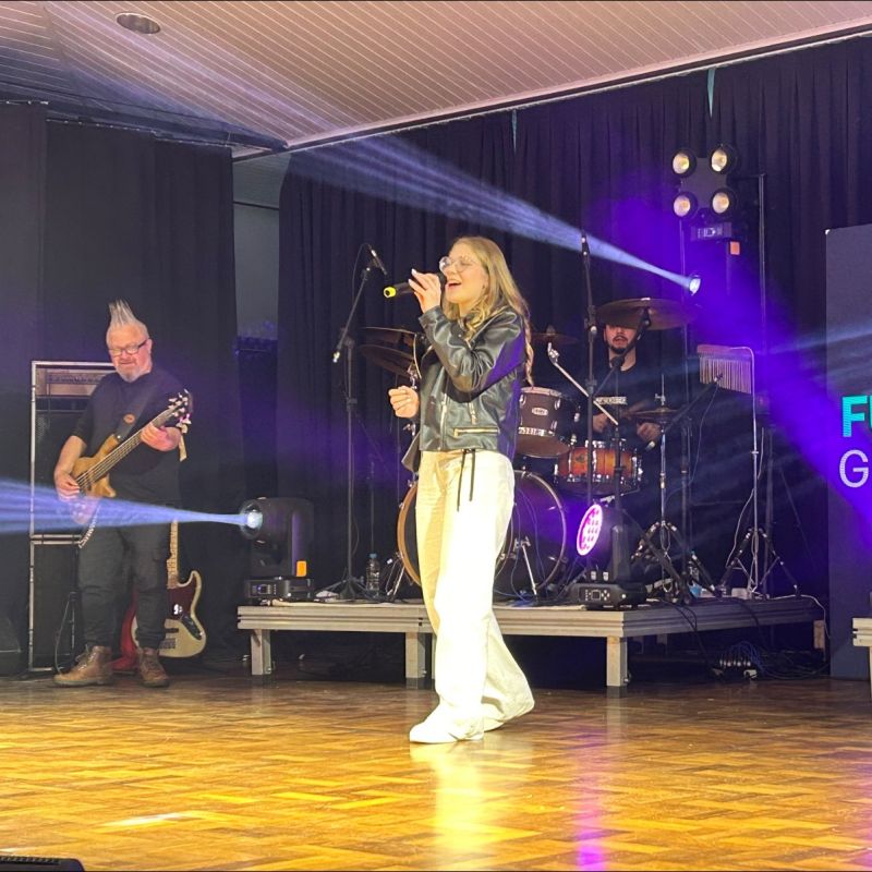 Foto de capa da notícia: Érika de Castro garante vaga na final do 5º Festival Popular da Canção
