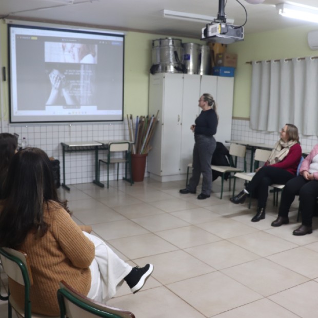 Foto de capa da notícia: Iniciada a formação do programa Alfabetiza Tchê em Poço das Antas