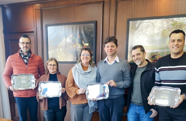 Secretário de Turismo Fabio Basso, Vice-Prefeita Beatriz Martin Bianco, Presidente da ACI Alexandra Kafer, Prefeito Everson Kirch, Presidente Francisco Guazzelli e Secretário de Esportes Christian Carniel na entrega de um brinde do festival