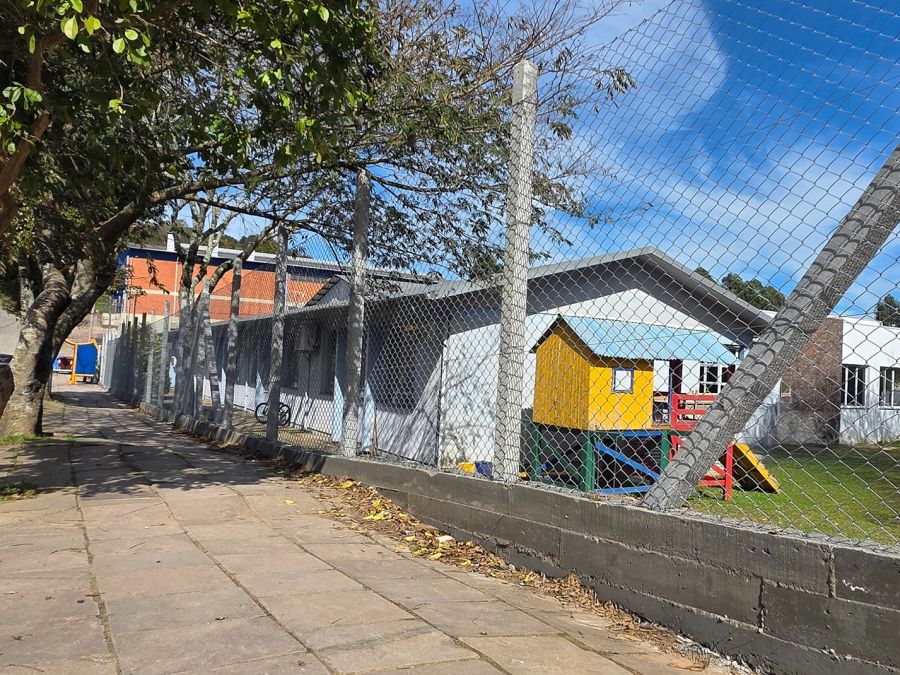 Foto de capa da notícia Escolas do Bairro Aparecida recebem novo pátio e novo cercamento