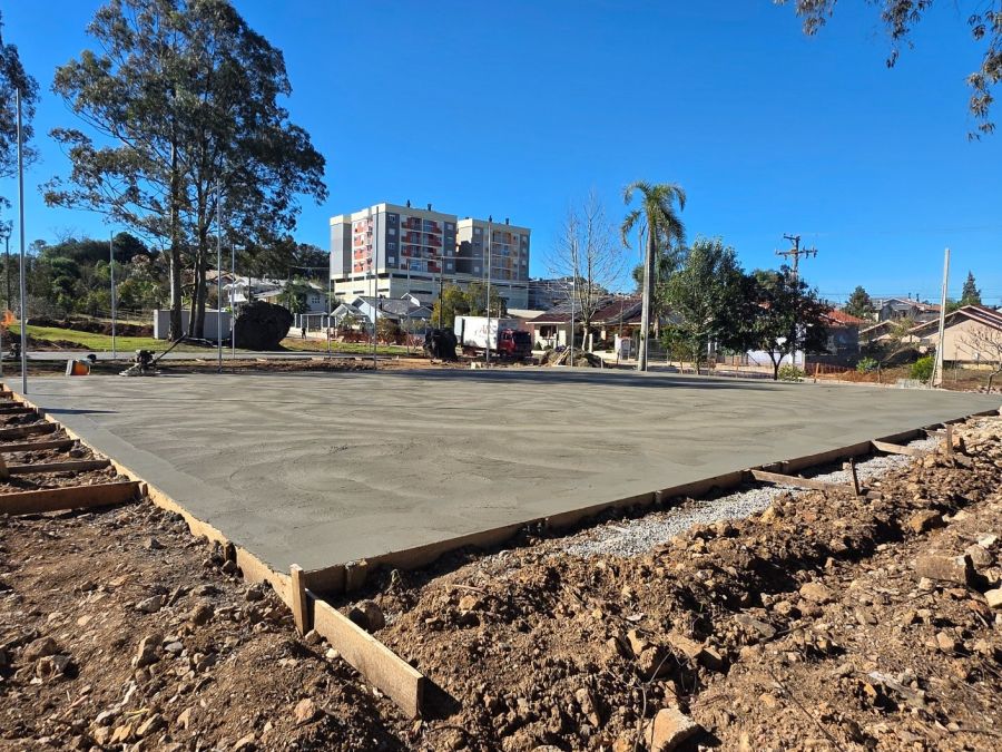 Foto de capa da notícia Complexo Esportivo recebe aplicação de concreto para as quadras