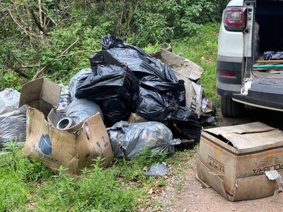 Foto de capa da notícia Descarte irregular de resíduos é flagrado na Linha Vitória