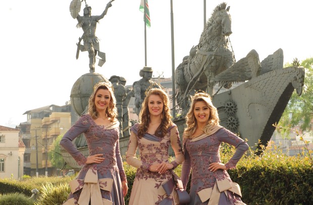 2013 / RAINHA: Daniela Formagini Marangoni / PRINCESAS: Eloah Vidmar, Taiara Vicentin