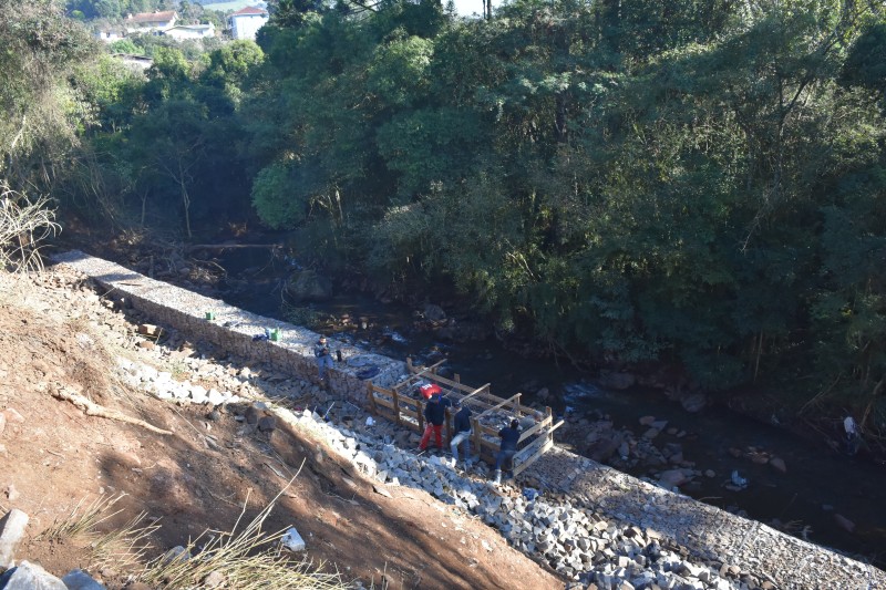 Obra de contenção na Capela Fátima busca estabilizar barranco e preservar via pública