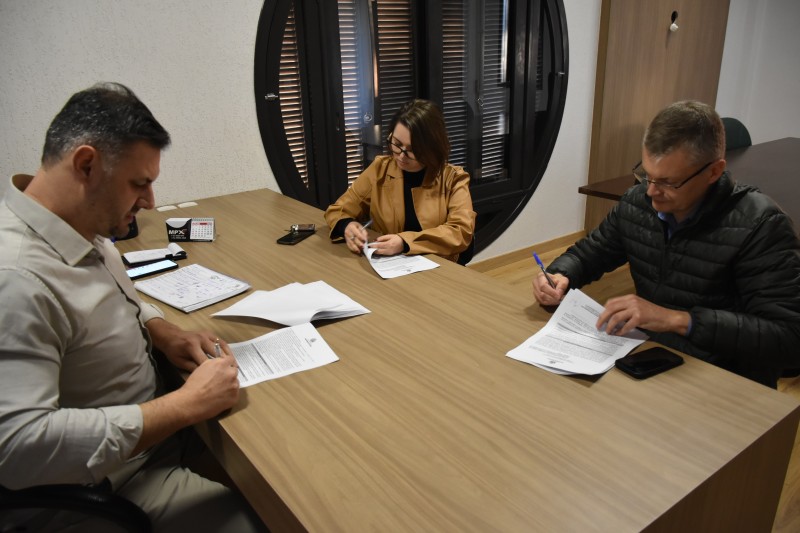 Prefeitura firma convênio com a APAE de Serafina Corrêa para repasse de recursos