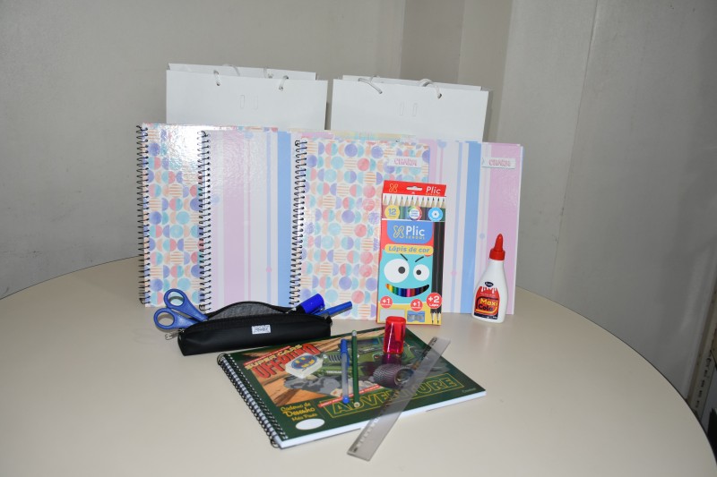 Secretaria de Trabalho e Desenvolvimento Econômico entrega kits escolares para trabalhadores que retomarem os estudos