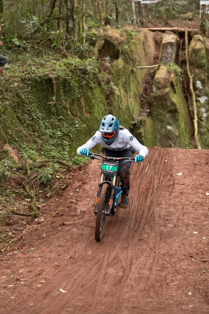 Downhill do Talian: competição de ciclismo radical reúne dezenas de atletas em Serafina Corrêa