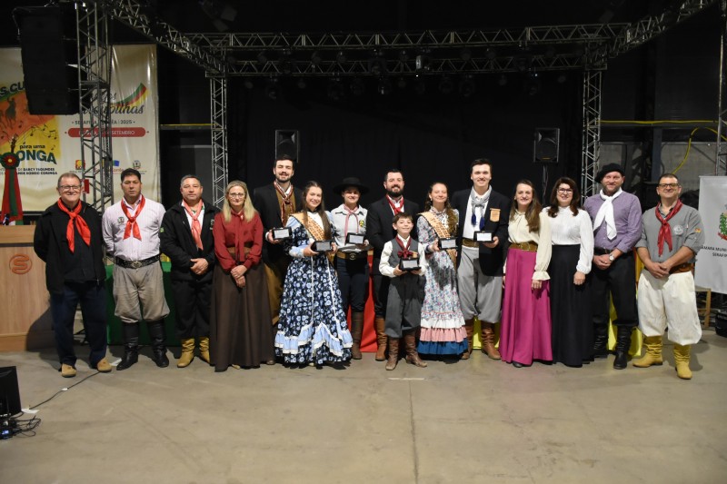 4ª Sessão Solene da Câmara de Vereadores homenageia Prendas e Peões Farroupilhas da 11ª RT e Bicampeã do Laço Prenda Adulta