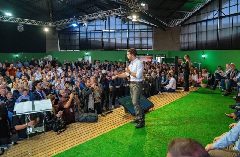 Foto de capa da notícia Eduardo Leite anuncia construção de cinco novas pontes na região durante evento na Expointer