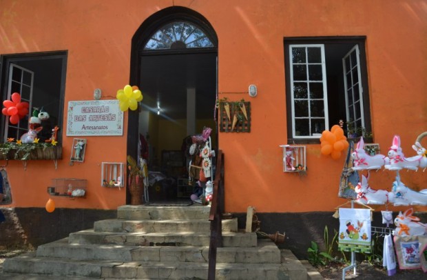 Artesãs da cidade vendem suas criações no espaço