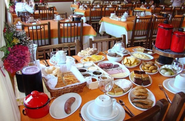 Café oferece mais de 50 variedades entre doces e salgados