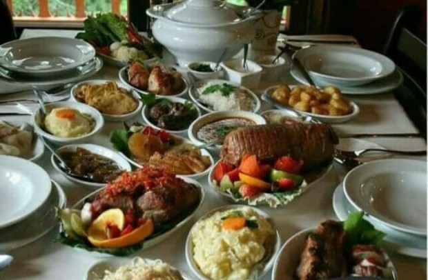 Almoço servido à mesa