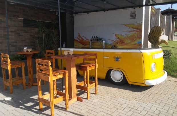 Fica às margens da BR-116, junto ao trevo de acesso