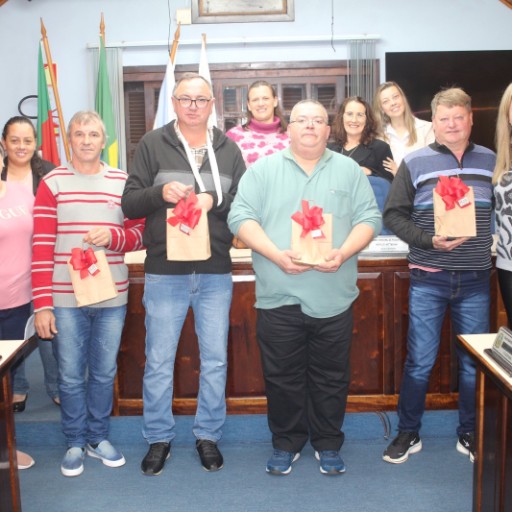 Foto de capa da notícia: JURÍDICA E SECRETÁRIA FAZEM HOMENAGEM PELO DIA DO HOMEM AOS VEREADORES
