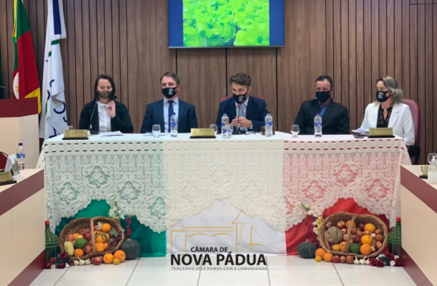 Foto de capa da notícia: Em noite de Sessão "in Talian", Câmara  homenageia agricultores na Semana do Colono e do Motorista.