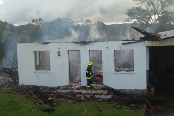 Foto de capa da notícia: Incêndio destrói casa no interior de Nova Pádua