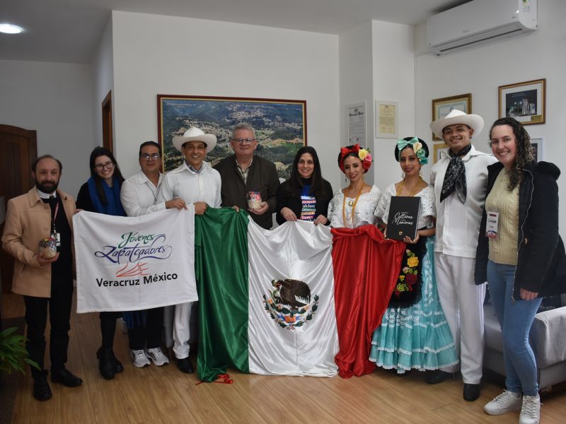 Foto de capa da notícia: Administração Municipal recebe visita do grupo Compañia Artística Jóvenes Zapateadores, do México