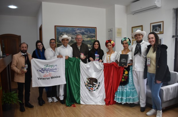 Foto de capa da notícia: Administração Municipal recebe visita do grupo Compañia Artística Jóvenes Zapateadores, do México
