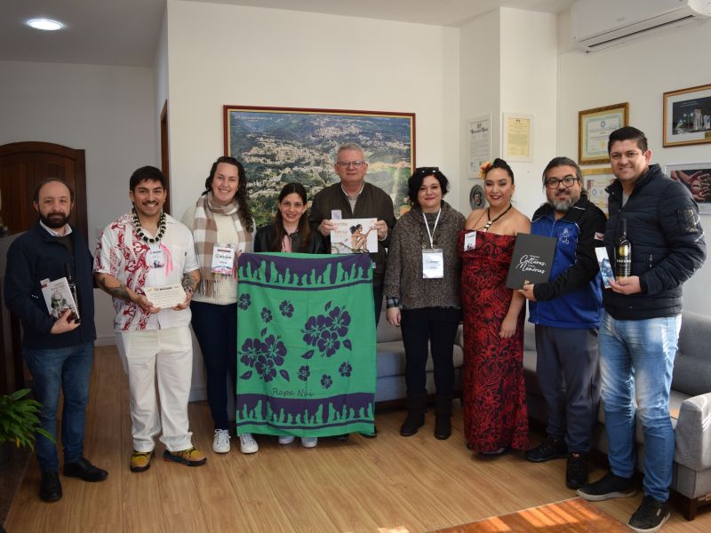 Foto de capa da notícia: Administração Municipal recebe visita do grupo Takina I Te Ahí do Chile