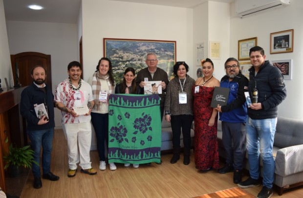 Foto de capa da notícia: Administração Municipal recebe visita do grupo Takina I Te Ahí do Chile