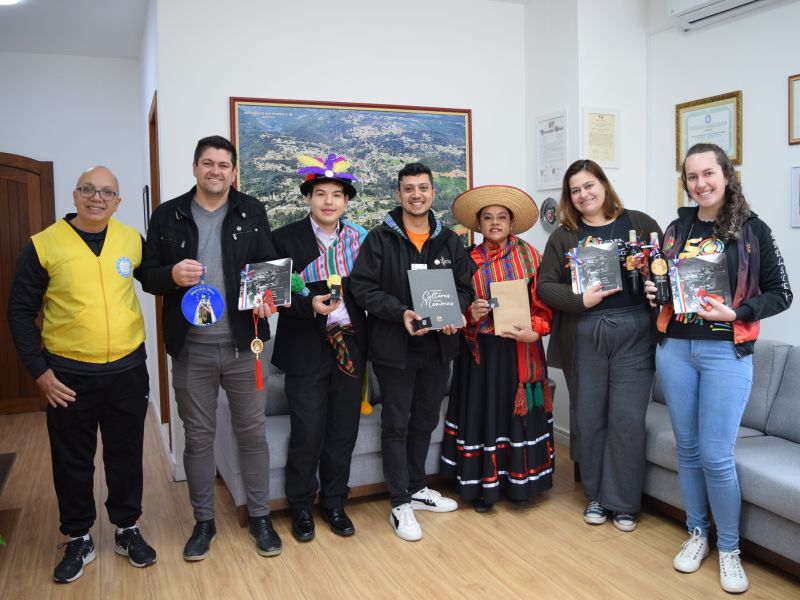 Foto de capa da notícia: Administração Municipal recebe visita do grupo Conjunto Folklórico Y Teatral Kallisaya do Chile.