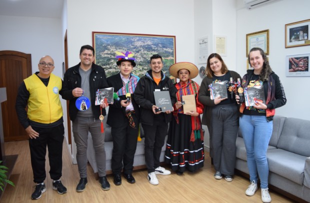 Foto de capa da notícia: Administração Municipal recebe visita do grupo Conjunto Folklórico Y Teatral Kallisaya do Chile.